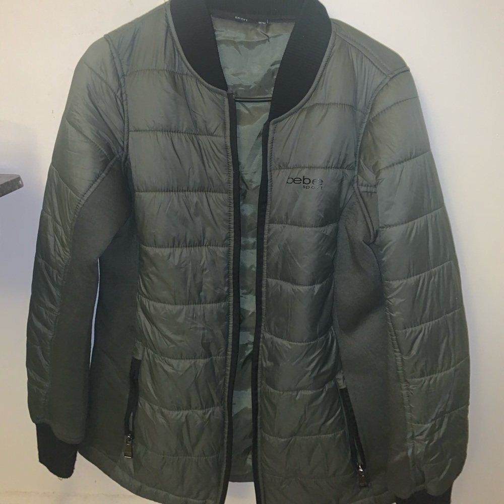 Woman jacket, brand by Bebe sport, the color is navy and black seize medium.